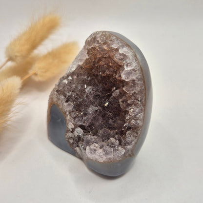 Druzy Grauer Achat - Tropfenförmiger stehender Edelsteinkristall - Nr. 12. 86 Gramm