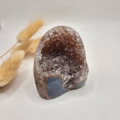 Druzy Grauer Achat - Tropfenförmiger stehender Edelsteinkristall - Nr. 12. 86 Gramm