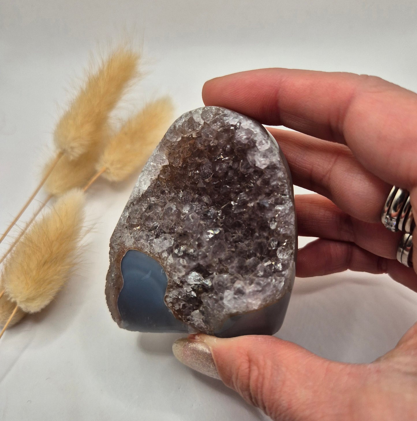 Druzy Grauer Achat - Tropfenförmiger stehender Edelsteinkristall - Nr. 12. 86 Gramm