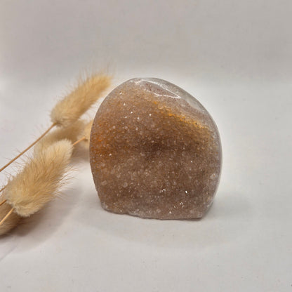 Druzy Grauer Achat - Tropfenförmiger stehender Edelsteinkristall - Nr. 12. 86 Gramm