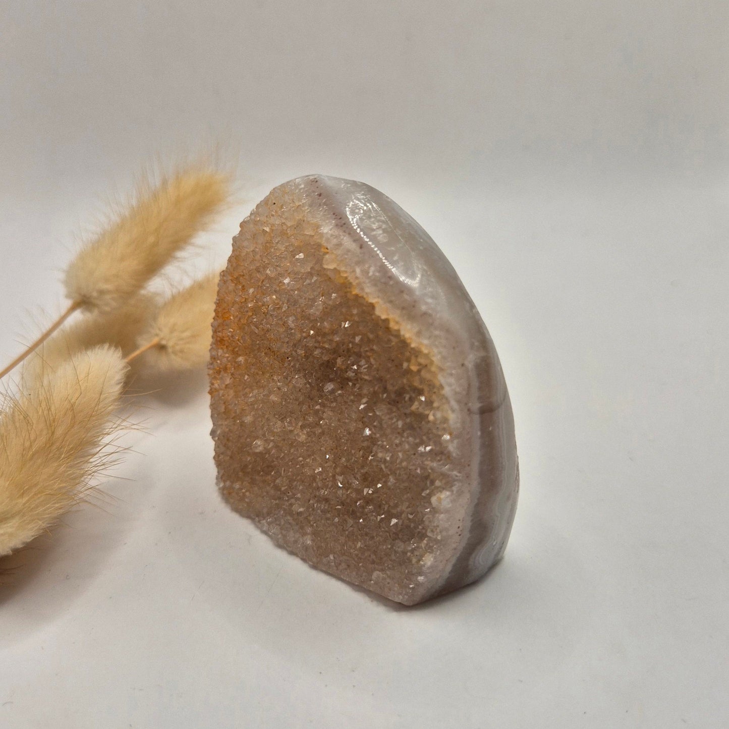 Druzy Grauer Achat - Tropfenförmiger stehender Edelsteinkristall - Nr. 12. 86 Gramm