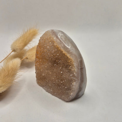 Druzy Grauer Achat - Tropfenförmiger stehender Edelsteinkristall - Nr. 12. 86 Gramm