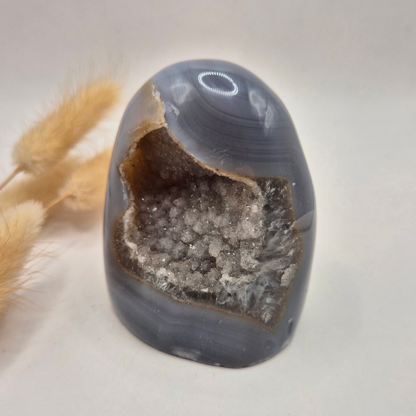Druzy Grauer Achat - Tropfenförmiger stehender Edelsteinkristall - Nr. 12. 86 Gramm