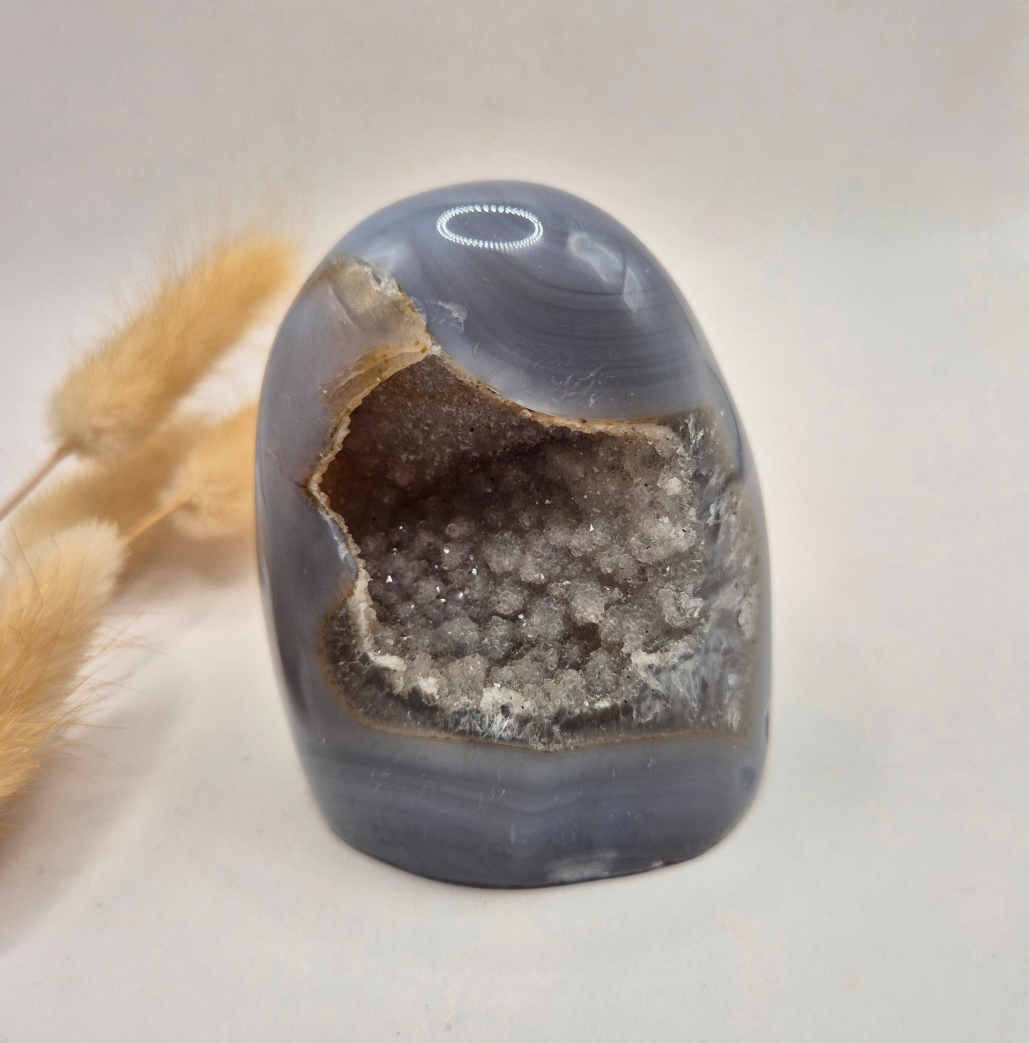 Druzy Grauer Achat - Tropfenförmiger stehender Edelsteinkristall - Nr. 12. 86 Gramm