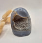 Druzy Grauer Achat - Tropfenförmiger stehender Edelsteinkristall - Nr. 12. 86 Gramm