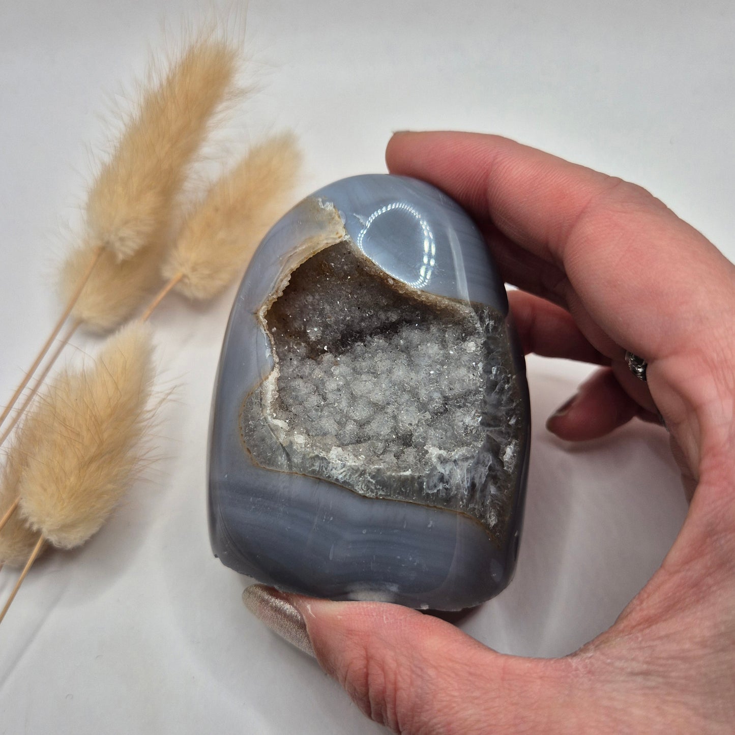 Druzy Grauer Achat - Tropfenförmiger stehender Edelsteinkristall - Nr. 12. 86 Gramm