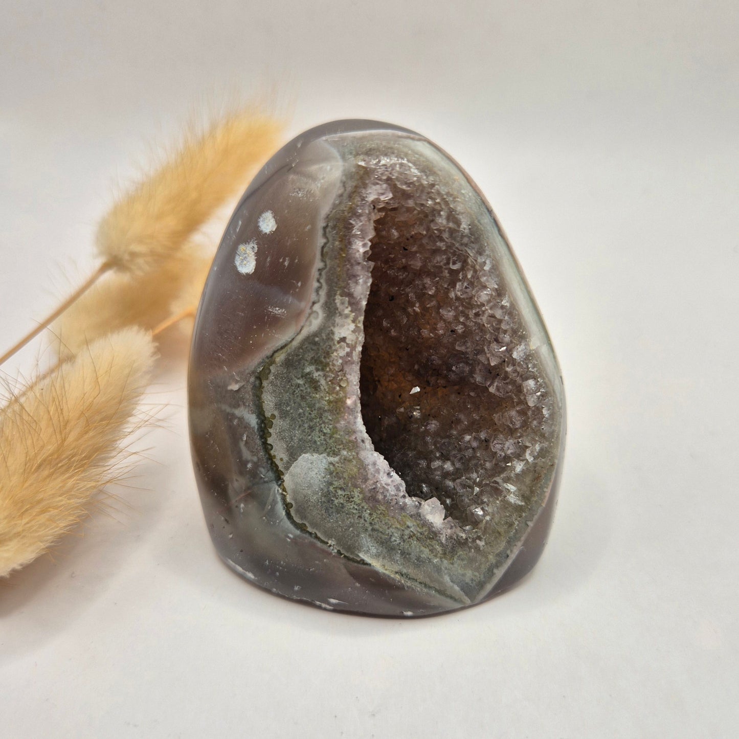 Druzy Grauer Achat - Tropfenförmiger stehender Edelsteinkristall - Nr. 12. 86 Gramm