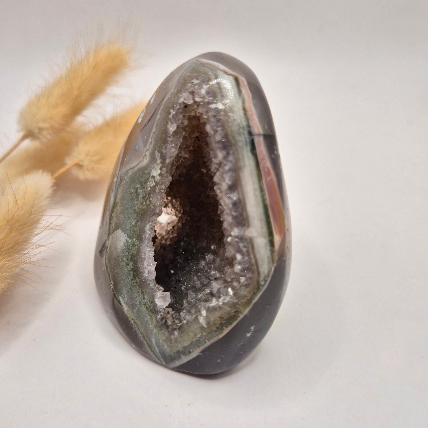 Druzy Grauer Achat - Tropfenförmiger stehender Edelsteinkristall - Nr. 12. 86 Gramm