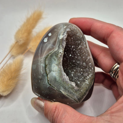 Druzy Grauer Achat - Tropfenförmiger stehender Edelsteinkristall - Nr. 12. 86 Gramm