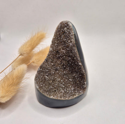Druzy Grauer Achat - Tropfenförmiger stehender Edelsteinkristall - Nr. 12. 86 Gramm