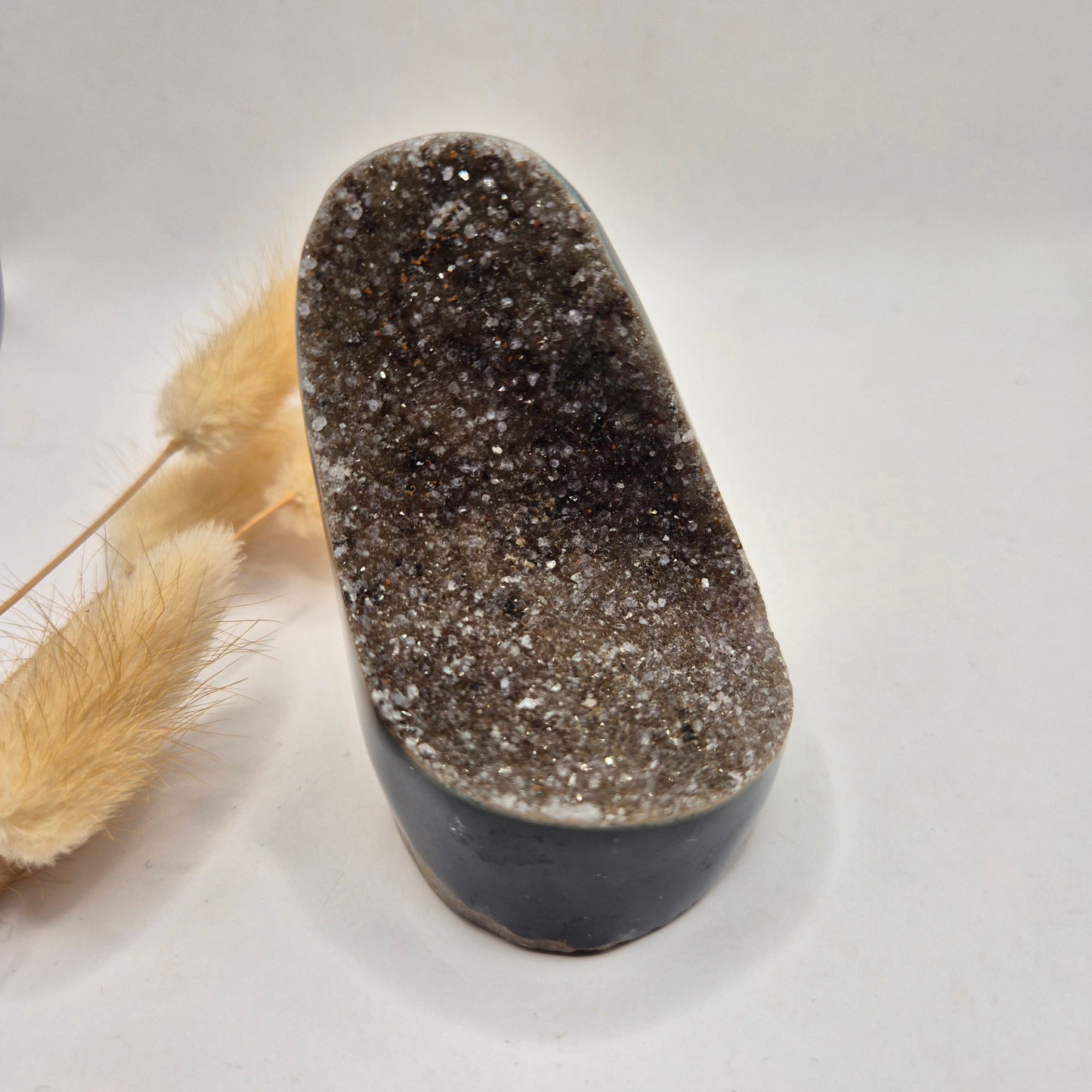 Druzy Grauer Achat - Tropfenförmiger stehender Edelsteinkristall - Nr. 12. 86 Gramm