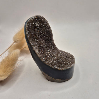 Druzy Grauer Achat - Tropfenförmiger stehender Edelsteinkristall - Nr. 12. 86 Gramm