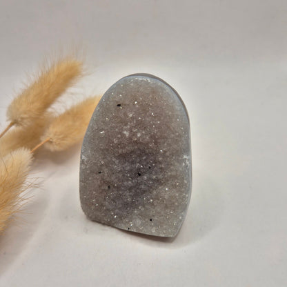 Druzy Grauer Achat - Tropfenförmiger stehender Edelsteinkristall - Nr. 12. 86 Gramm