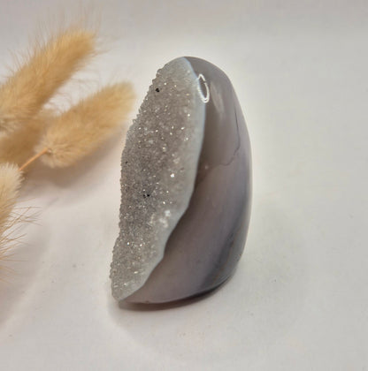 Druzy Grauer Achat - Tropfenförmiger stehender Edelsteinkristall - Nr. 12. 86 Gramm