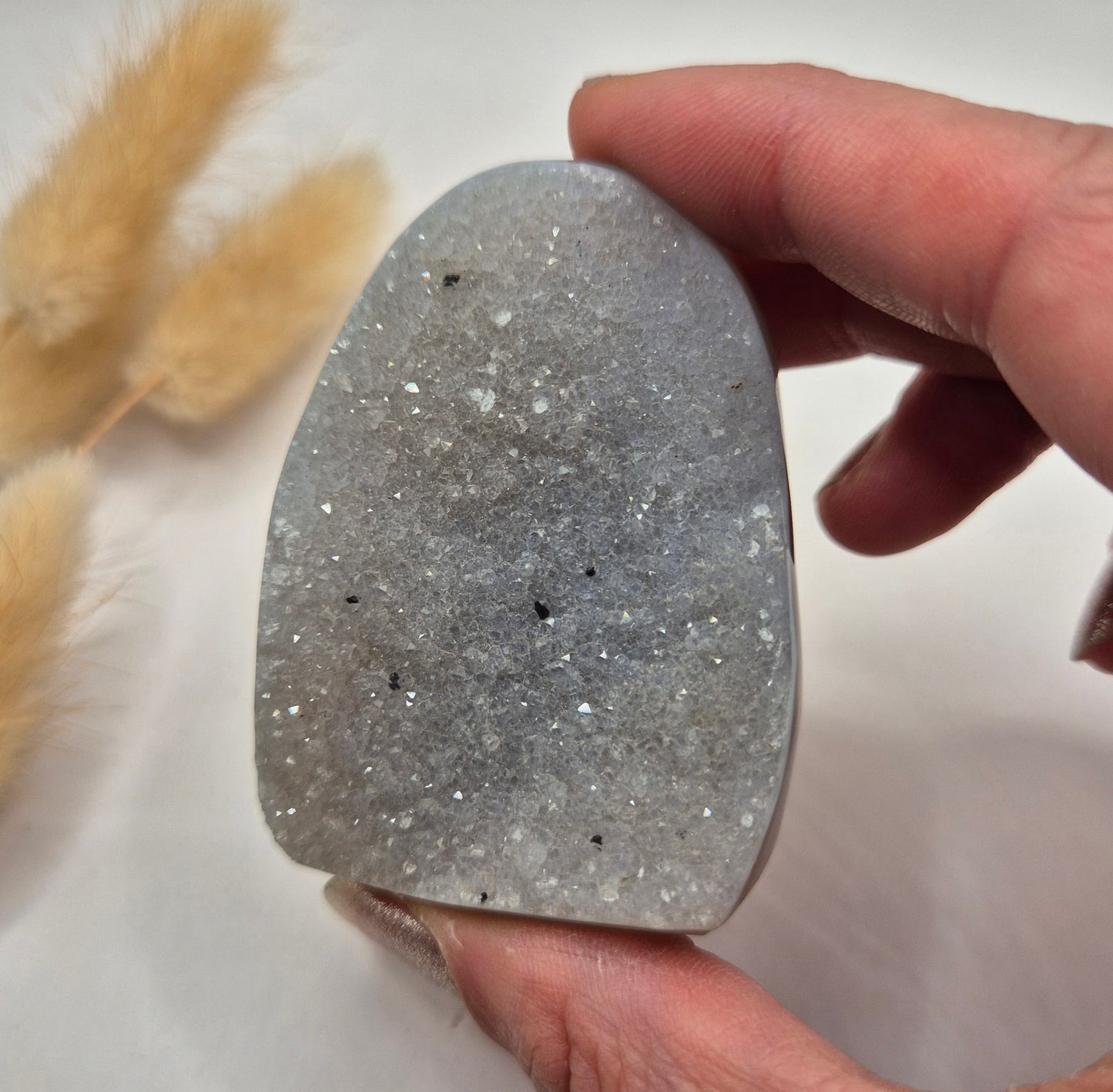 Druzy Grauer Achat - Tropfenförmiger stehender Edelsteinkristall - Nr. 12. 86 Gramm