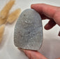 Druzy Grauer Achat - Tropfenförmiger stehender Edelsteinkristall - Nr. 12. 86 Gramm