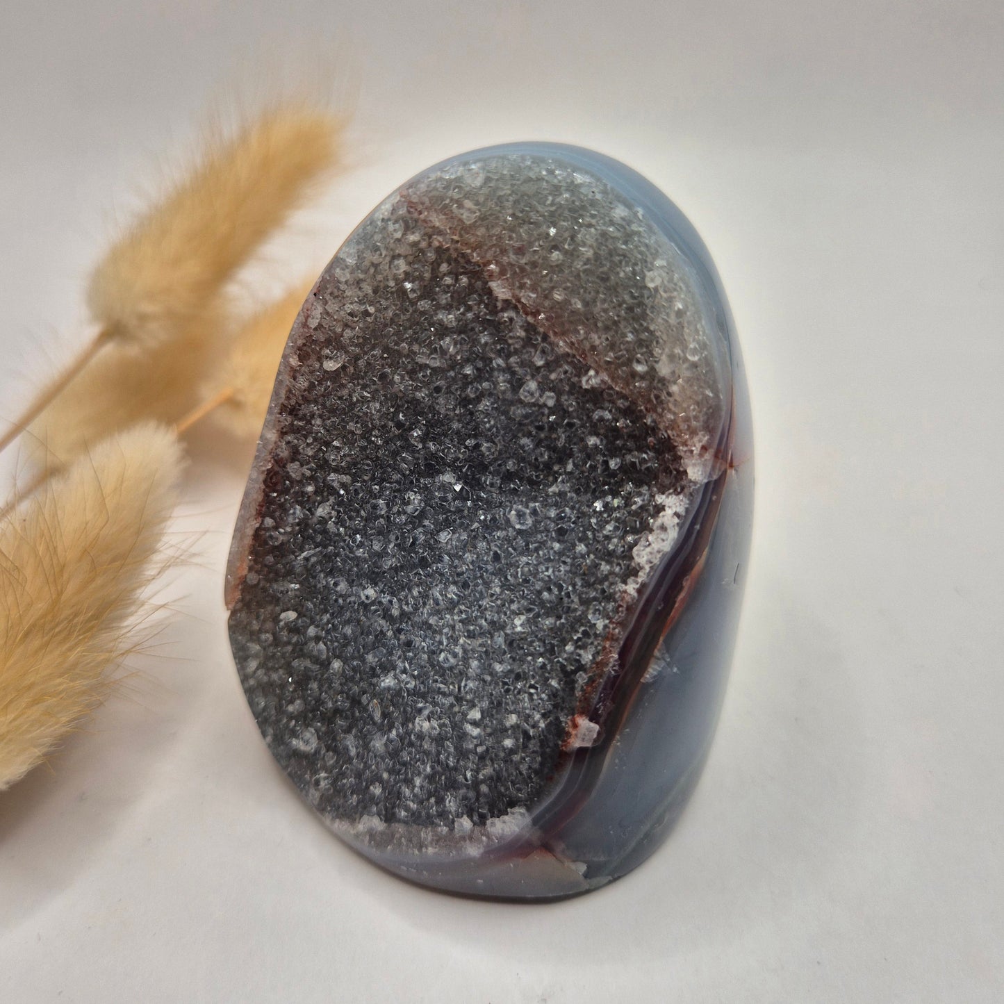 Druzy Grauer Achat - Tropfenförmiger stehender Edelsteinkristall - Nr. 12. 86 Gramm
