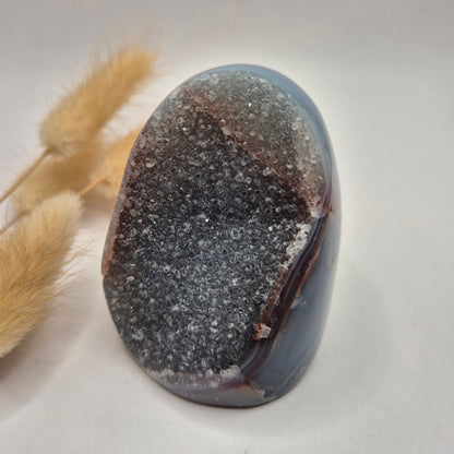 Druzy Grauer Achat - Tropfenförmiger stehender Edelsteinkristall - Nr. 12. 86 Gramm