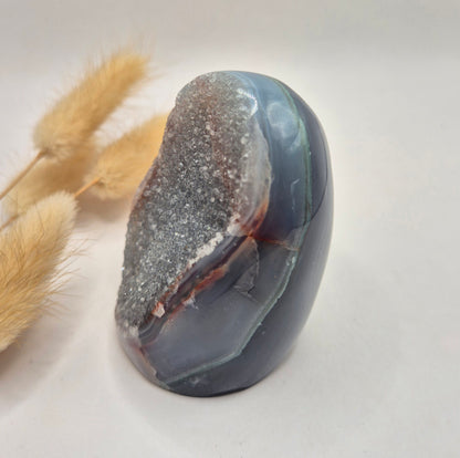 Druzy Grauer Achat - Tropfenförmiger stehender Edelsteinkristall - Nr. 12. 86 Gramm