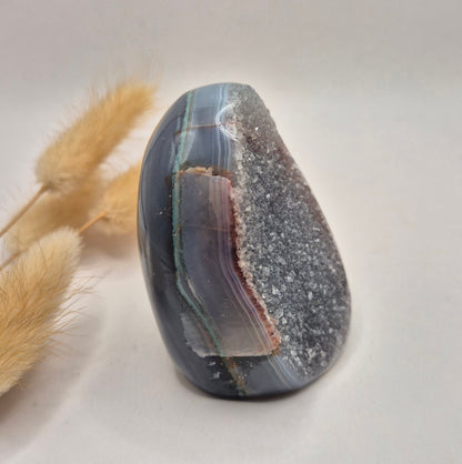 Druzy Grauer Achat - Tropfenförmiger stehender Edelsteinkristall - Nr. 12. 86 Gramm