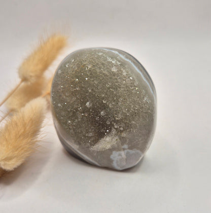 Druzy Grauer Achat - Tropfenförmiger stehender Edelsteinkristall - Nr. 12. 86 Gramm