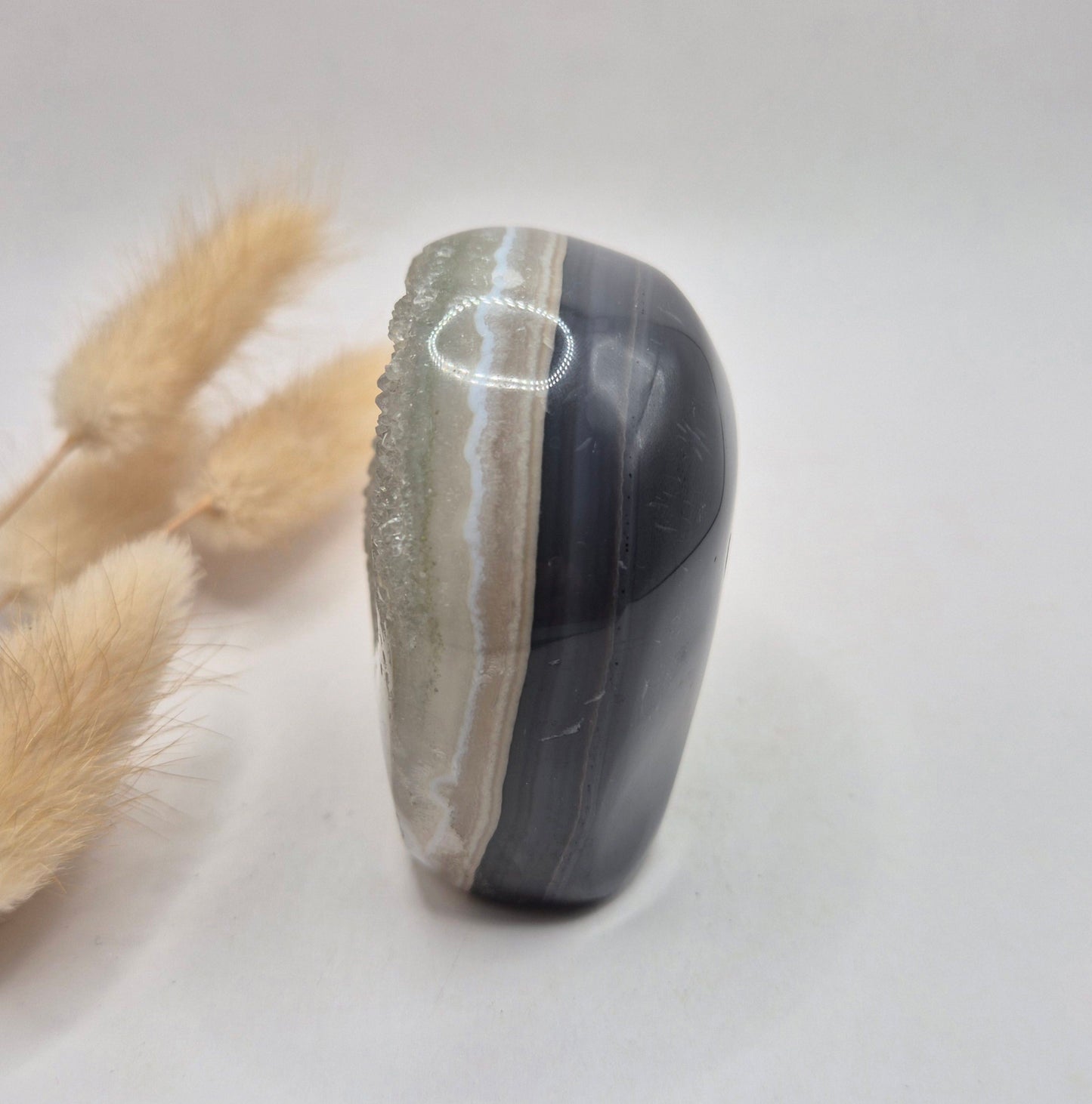 Druzy Grauer Achat - Tropfenförmiger stehender Edelsteinkristall - Nr. 12. 86 Gramm