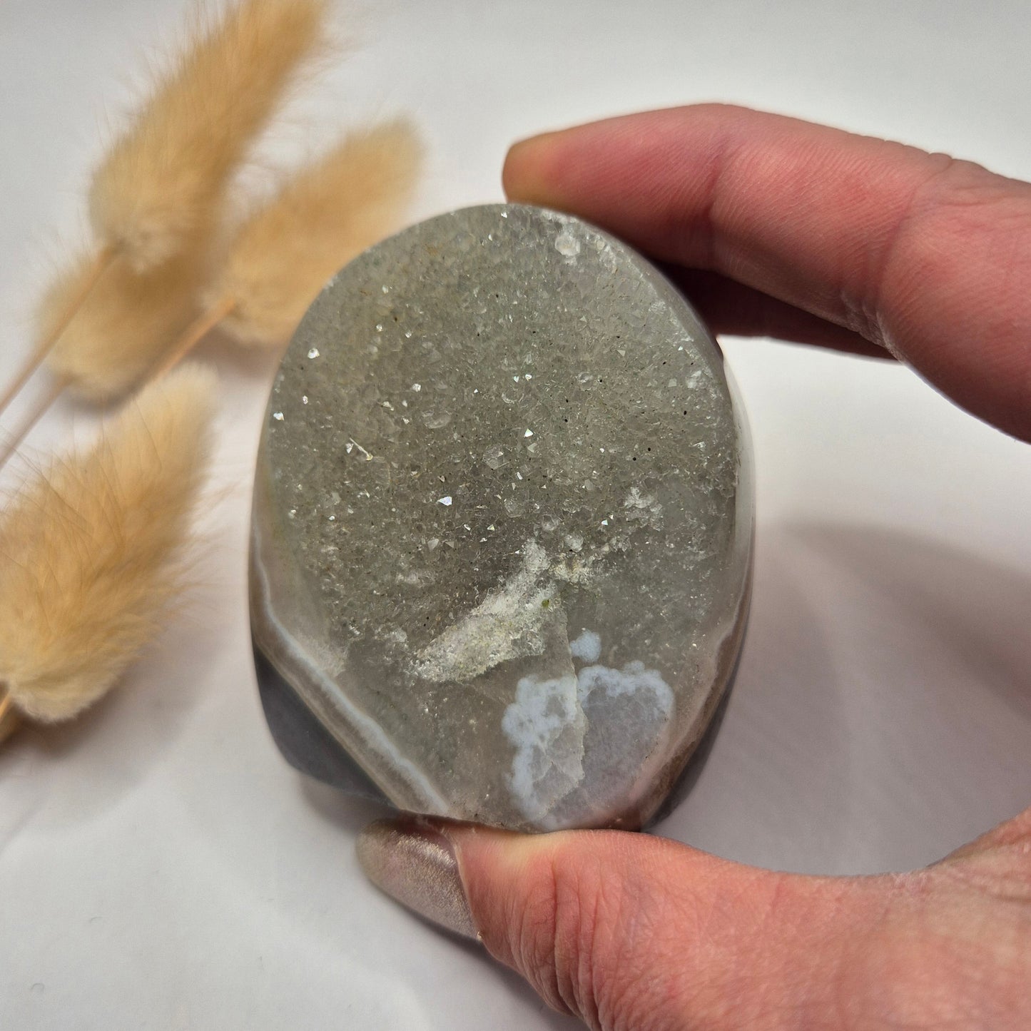 Druzy Grauer Achat - Tropfenförmiger stehender Edelsteinkristall - Nr. 12. 86 Gramm