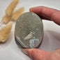 Druzy Grauer Achat - Tropfenförmiger stehender Edelsteinkristall - Nr. 12. 86 Gramm