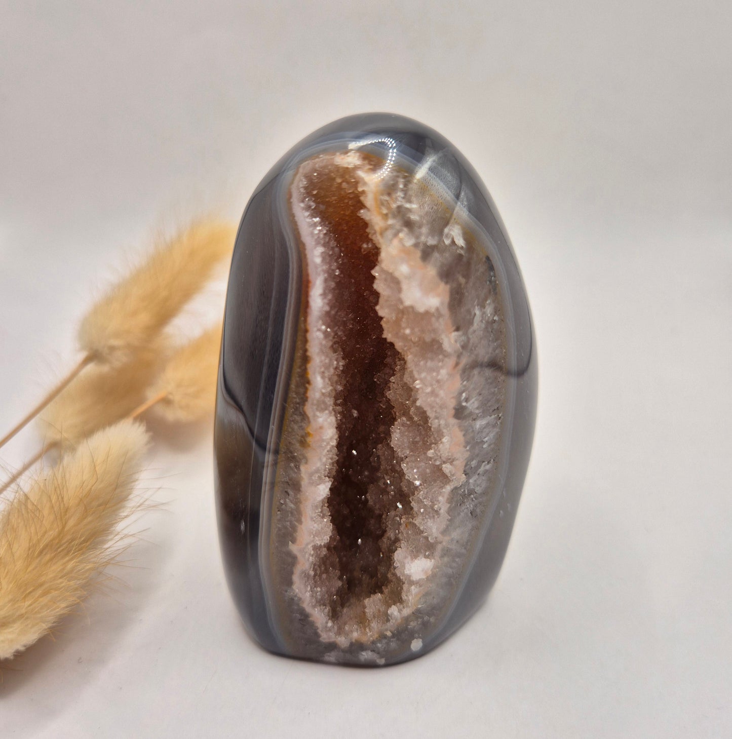 Druzy Grauer Achat - Tropfenförmiger stehender Edelsteinkristall - Nr. 12. 86 Gramm