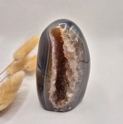 Druzy Grauer Achat - Tropfenförmiger stehender Edelsteinkristall - Nr. 12. 86 Gramm