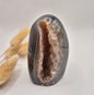 Druzy Grauer Achat - Tropfenförmiger stehender Edelsteinkristall - Nr. 12. 86 Gramm