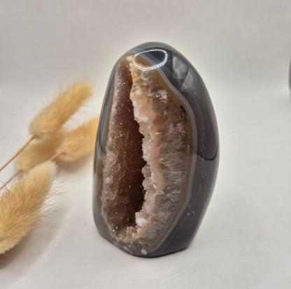 Druzy Grauer Achat - Tropfenförmiger stehender Edelsteinkristall - Nr. 12. 86 Gramm