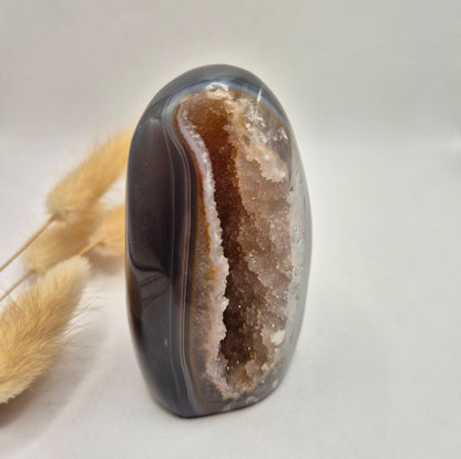 Druzy Grauer Achat - Tropfenförmiger stehender Edelsteinkristall - Nr. 12. 86 Gramm