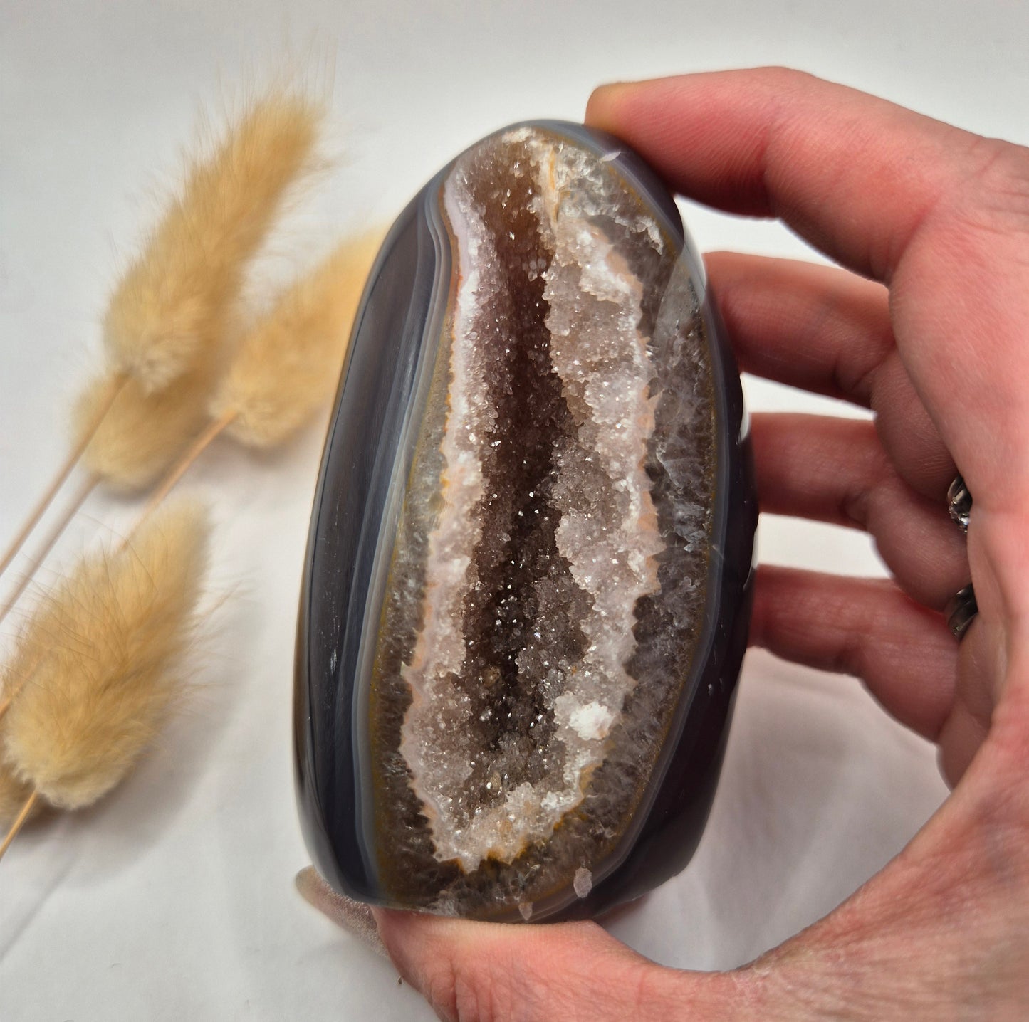 Druzy Grauer Achat - Tropfenförmiger stehender Edelsteinkristall - Nr. 12. 86 Gramm