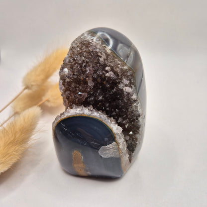 Druzy Grauer Achat - Tropfenförmiger stehender Edelsteinkristall - Nr. 12. 86 Gramm