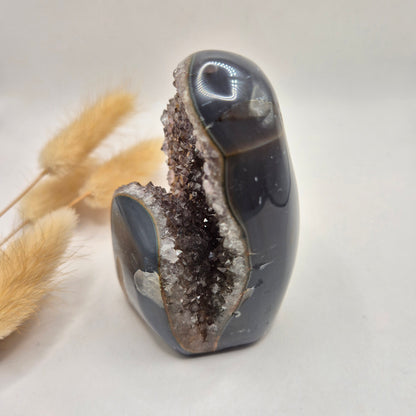 Druzy Grauer Achat - Tropfenförmiger stehender Edelsteinkristall - Nr. 12. 86 Gramm