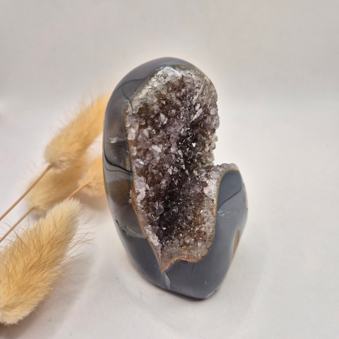 Druzy Grauer Achat - Tropfenförmiger stehender Edelsteinkristall - Nr. 12. 86 Gramm