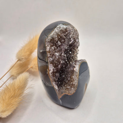 Druzy Grauer Achat - Tropfenförmiger stehender Edelsteinkristall - Nr. 12. 86 Gramm