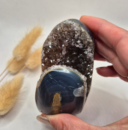 Druzy Grauer Achat - Tropfenförmiger stehender Edelsteinkristall - Nr. 12. 86 Gramm