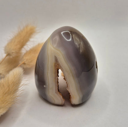 Druzy Grauer Achat - Tropfenförmiger stehender Edelsteinkristall - Nr. 12. 86 Gramm