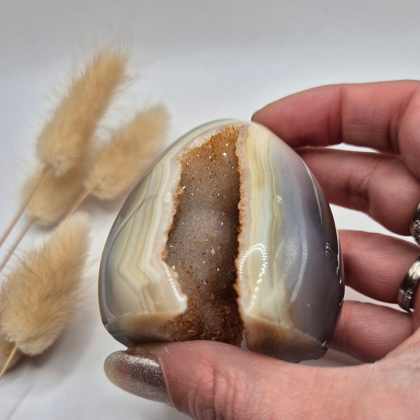 Druzy Grauer Achat - Tropfenförmiger stehender Edelsteinkristall - Nr. 12. 86 Gramm