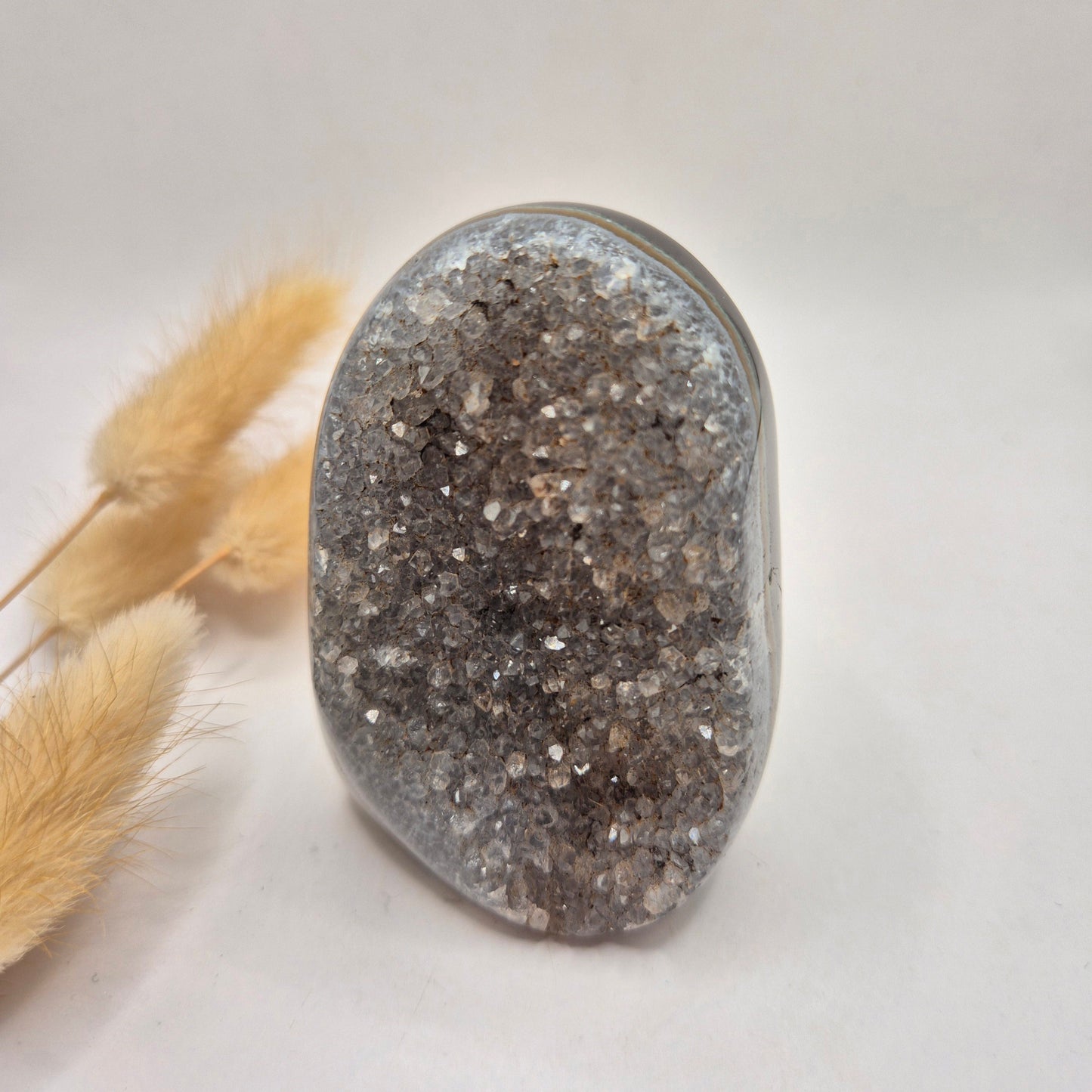 Druzy Grauer Achat - Tropfenförmiger stehender Edelsteinkristall - Nr. 12. 86 Gramm