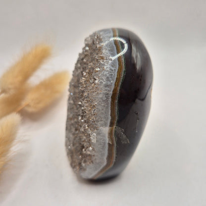 Druzy Grauer Achat - Tropfenförmiger stehender Edelsteinkristall - Nr. 12. 86 Gramm
