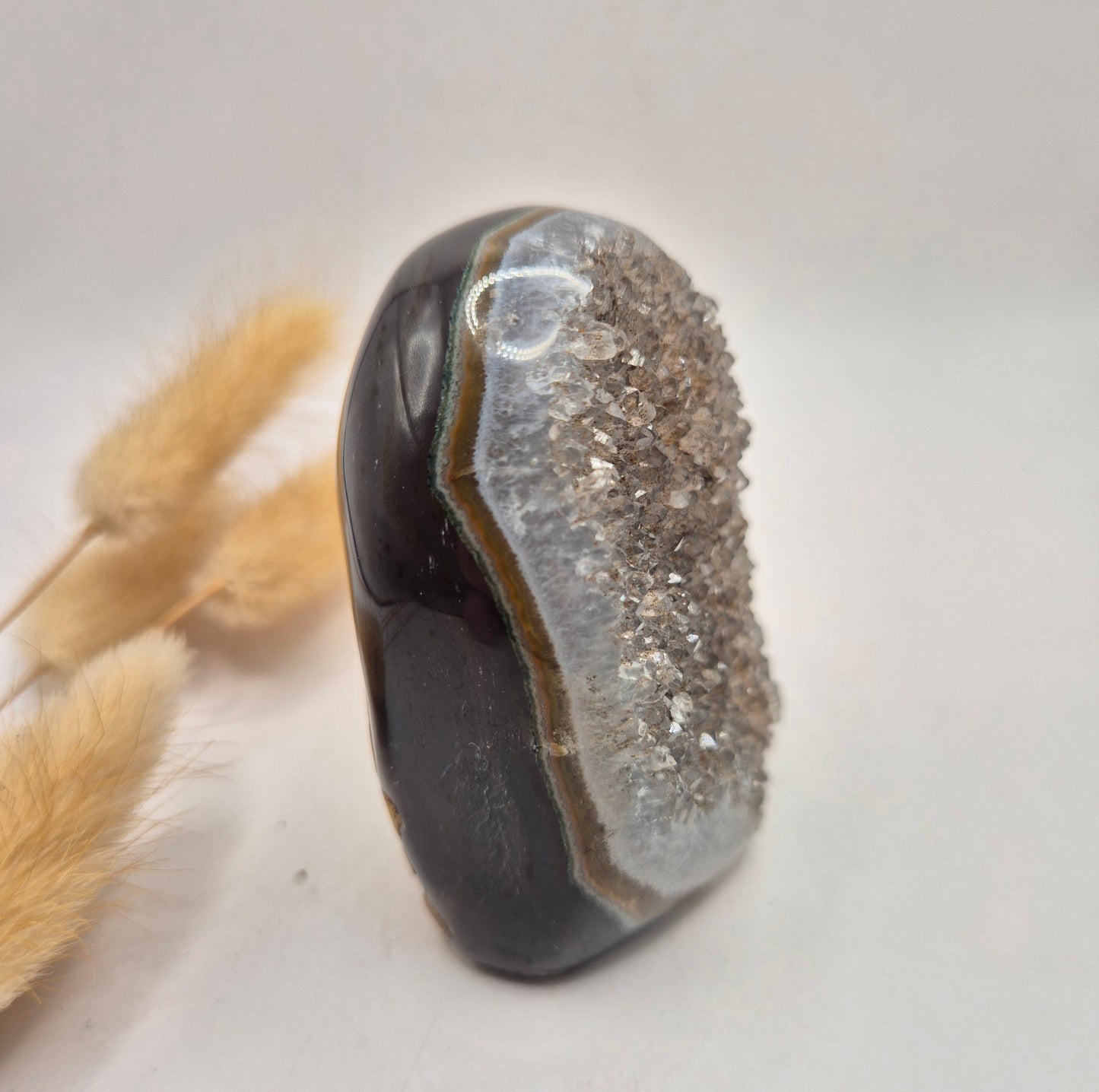 Druzy Grauer Achat - Tropfenförmiger stehender Edelsteinkristall - Nr. 12. 86 Gramm