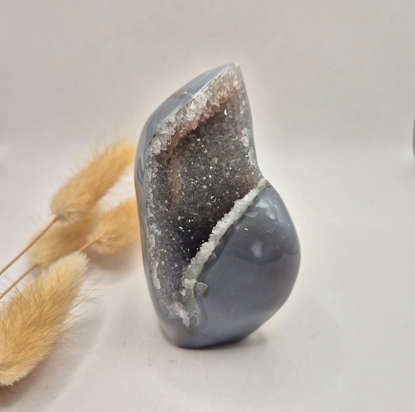 Druzy Grauer Achat - Tropfenförmiger stehender Edelsteinkristall - Nr. 12. 86 Gramm