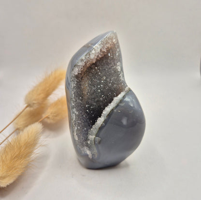 Druzy Grauer Achat - Tropfenförmiger stehender Edelsteinkristall - Nr. 12. 86 Gramm