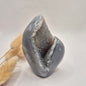 Druzy Grauer Achat - Tropfenförmiger stehender Edelsteinkristall - Nr. 12. 86 Gramm