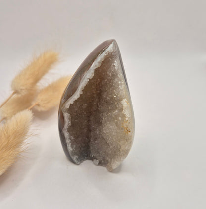 Druzy Grauer Achat - Tropfenförmiger stehender Edelsteinkristall - Nr. 12. 86 Gramm