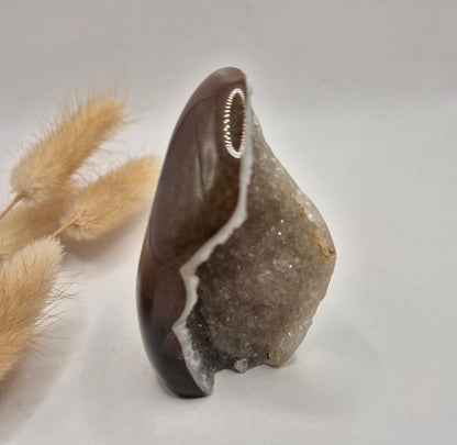 Druzy Grauer Achat - Tropfenförmiger stehender Edelsteinkristall - Nr. 12. 86 Gramm