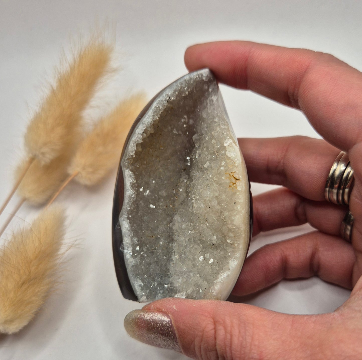 Druzy Grauer Achat - Tropfenförmiger stehender Edelsteinkristall - Nr. 12. 86 Gramm